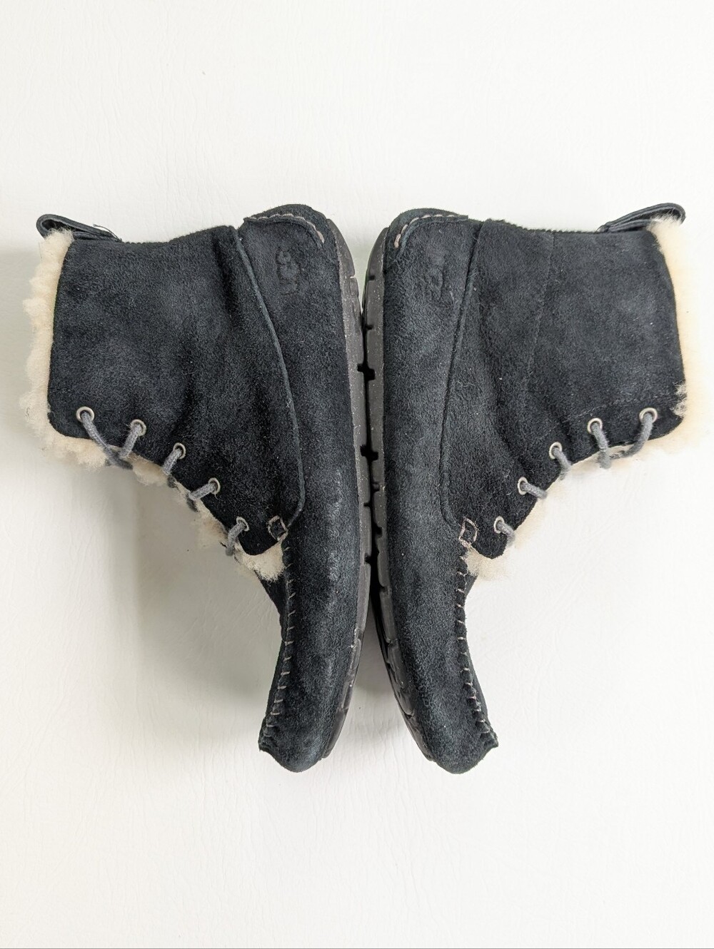 Ugg Chickaree Moccasin Black Suede Boots Women's Size 7  Shearling lined - Picture 4 of 9